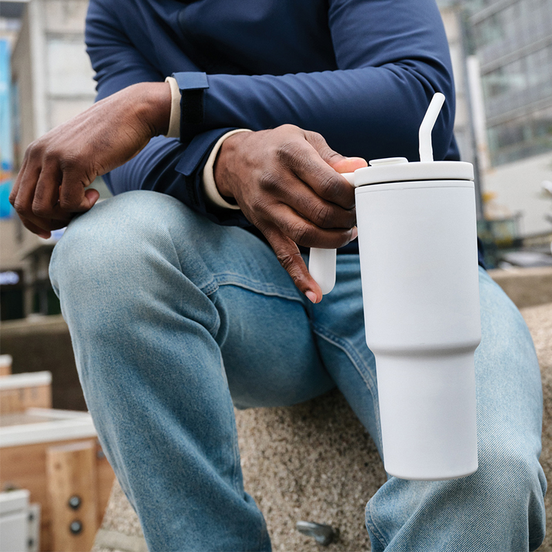 Tumbler with straw and handle - Image 5